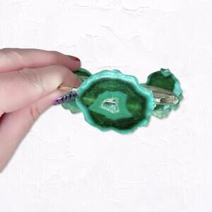 6640. Green Glass and Silvertone Bracelet